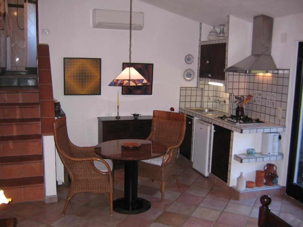 Studio-Appartment In Landhaus Mit Meerblick Порт-Аццурро Экстерьер фото